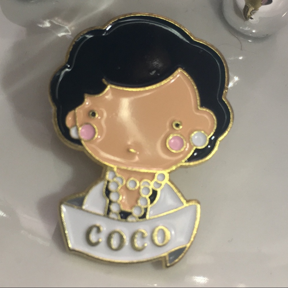 Coco Chanel Fashion Icon Enamel & Metal Pin NWB - Picture 4 of 6